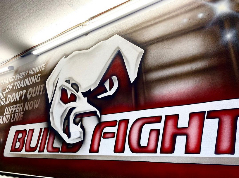 Wandbild mit Build & Fight Logo