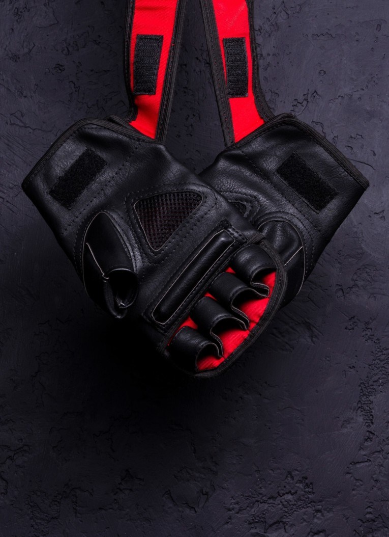 Schwarz-rote Boxhandschuhe